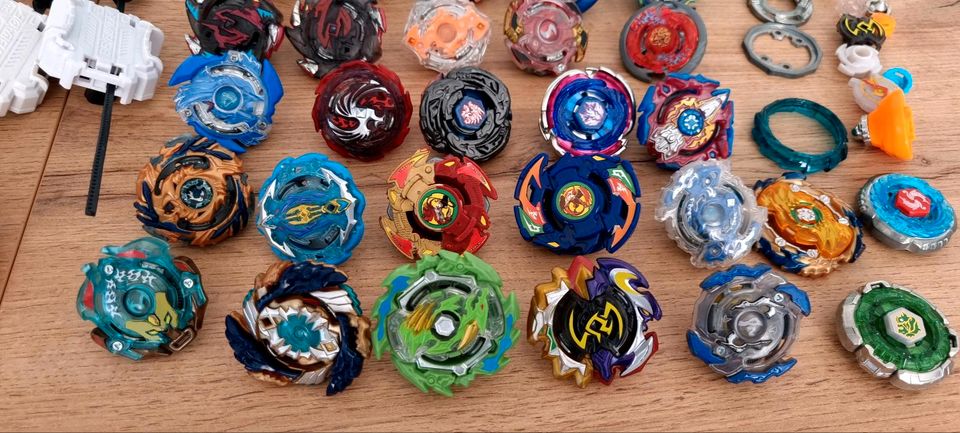 Beyblade XXL Sammlung 31 Kreisel 27 Launcher Arena in München