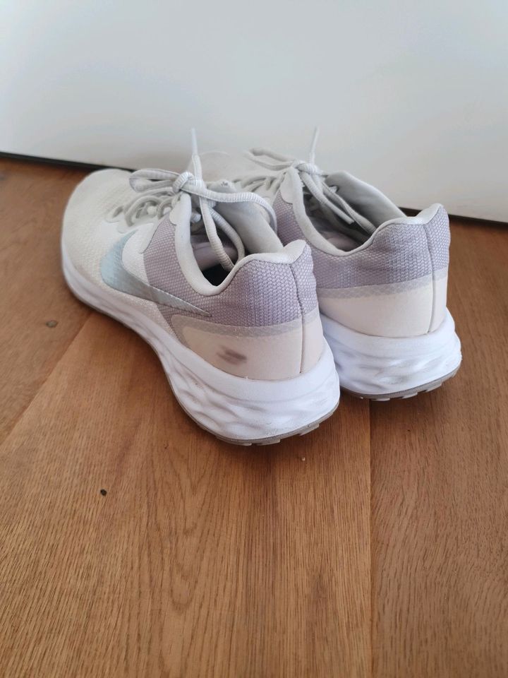 Nike Revolution Laufschuh, weiß, Farbe stark abgenutzt in Witten