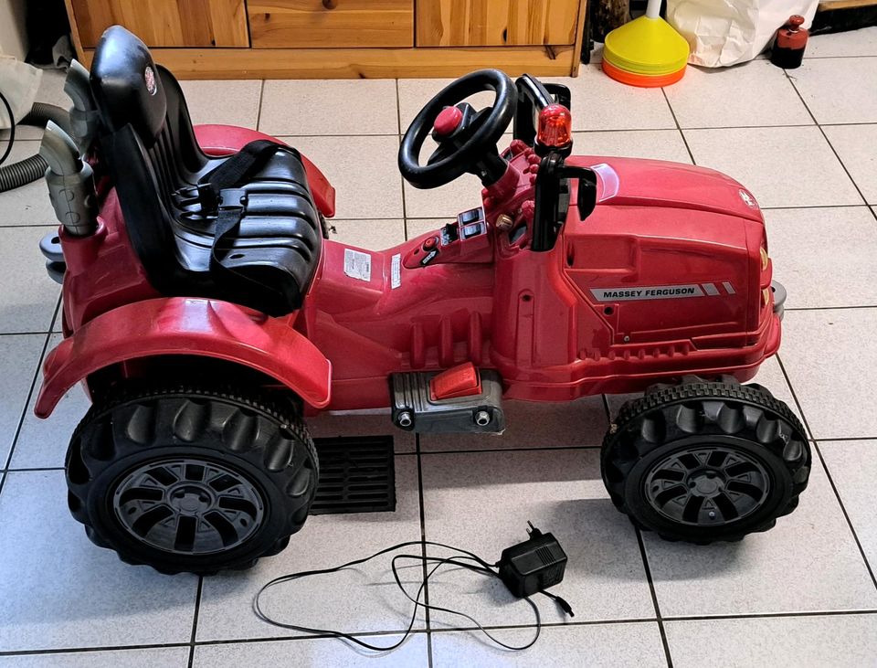 Massey Ferguson 12V elektrischer Traktor für Kinder inkl Musik in Hanau