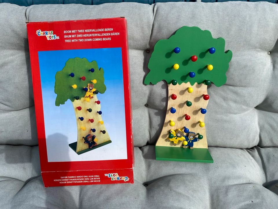 Holzspielzeug „Baum mit 2 herunterfallenden Bären“ in Hersbruck