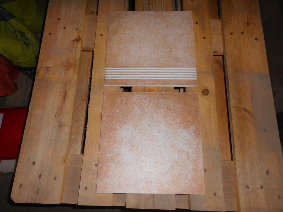 7,2 m2 Bodenfliesen 30x30cm + 17 Stufenplatten + 25 Sockel in Hohenaspe