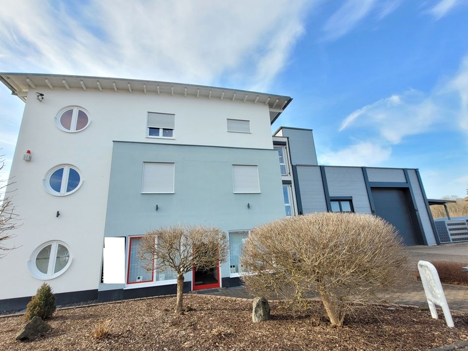 Gepflegte Gewerbeimmobilie mit Halle, Büroflächen und Wohneinheit in Neuhäusel in Arzbach