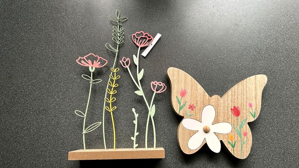 2 neuwertige Deko Aufsteller Holz Blumen und Schmetterling in Bad Harzburg