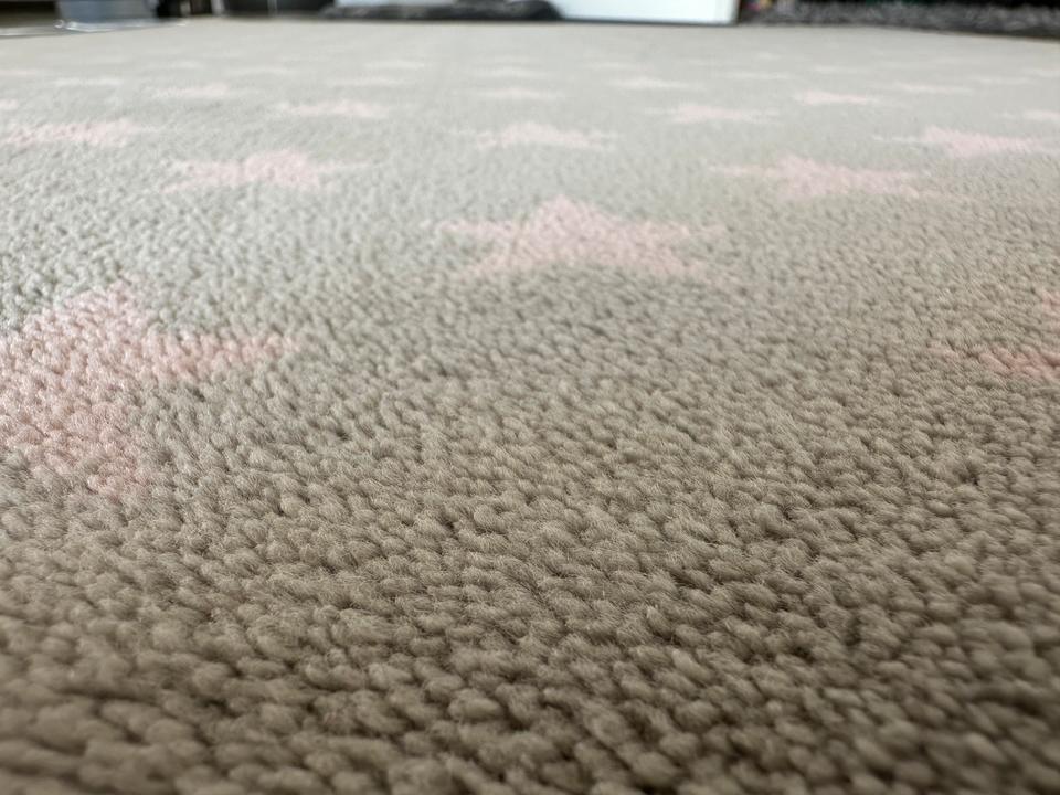 Hochwertiger Spielteppich, grau mit altrosa Sternen  162/119cm in Gelnhausen