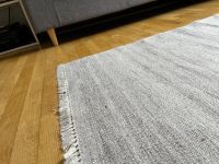 Grauer, schöner Teppich mit weißen Fransen Sachsen-Anhalt - Halle Vorschau