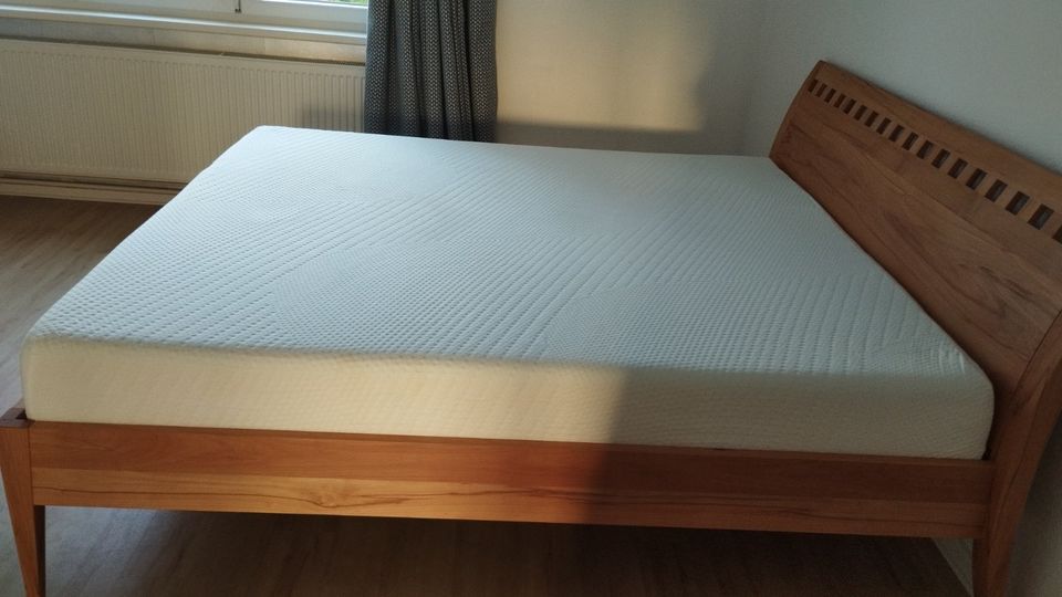 1.8m (breit) x 2m (lang)  Bett    Bed in Berlin