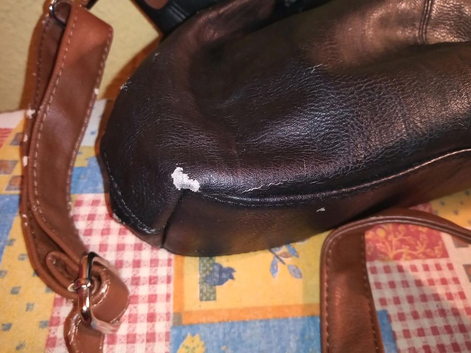 Schwarze Handtasche Kunstleder in Schülldorf