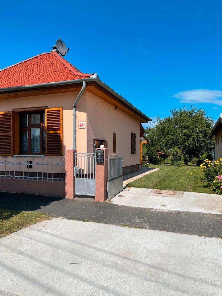 Ungarn, Frühjahr am Balaton, Plattensee schönes Landhaus in Chemnitz