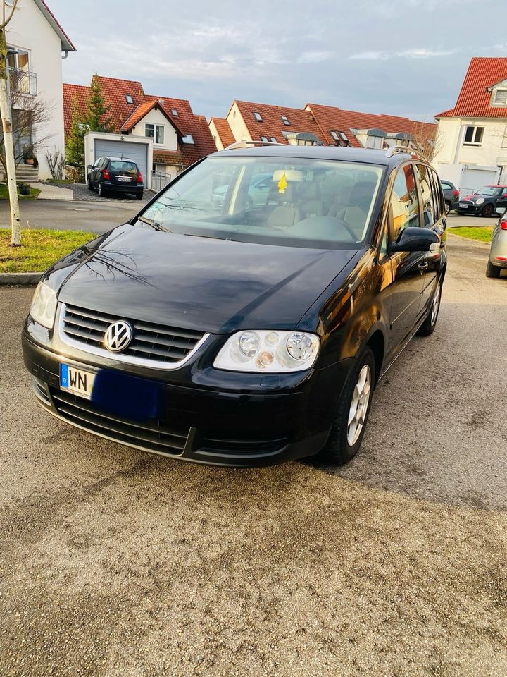 VW Touran Schwarz 5 sitzen Benziner Neue TÜV in Waiblingen