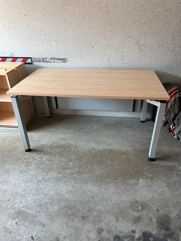 Schreibtisch mit Ordnerschrank und Rollcontainer in Bad Aibling