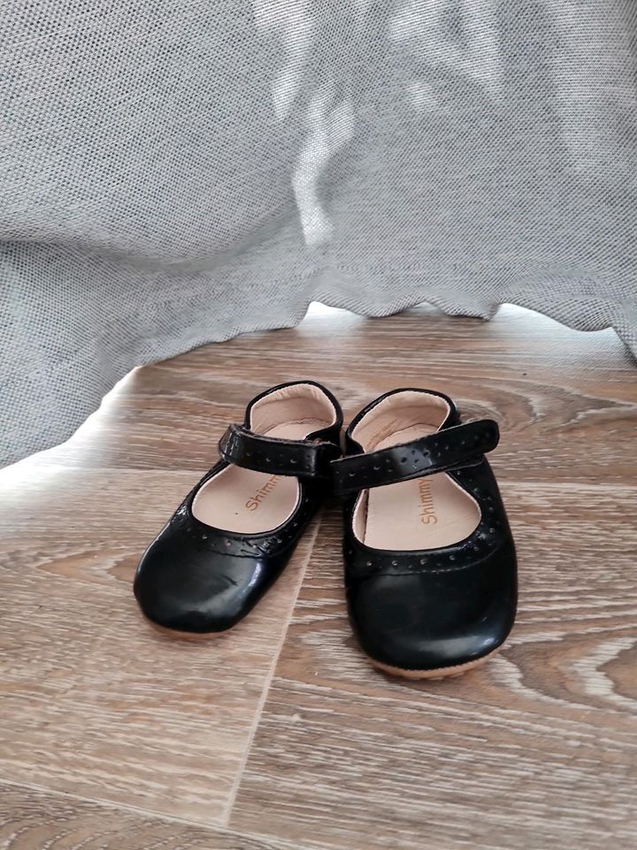 Kleine Tanzschuhe / Lackschuhe für Kinder Größe 22 in schwarz in Berlin