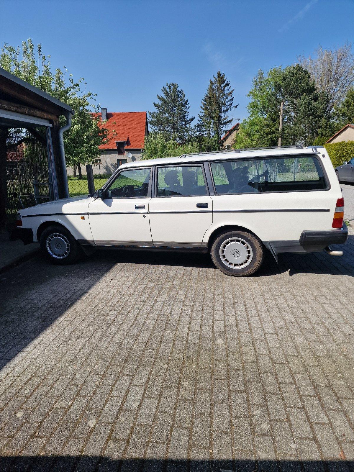 Abbildung des Autos Volvo 240 mit H-Kennzeic…
