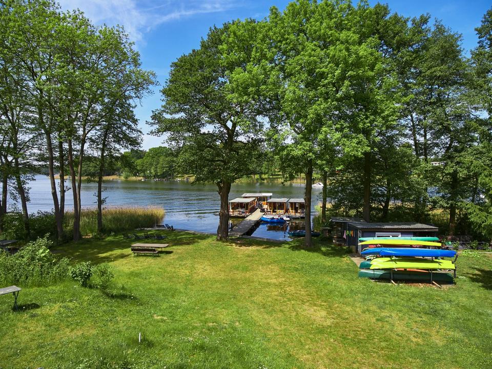 Ferienhaus am See mit Steg, Motorboot, E- Bikes, Paddelboote, SUP in Rheinsberg