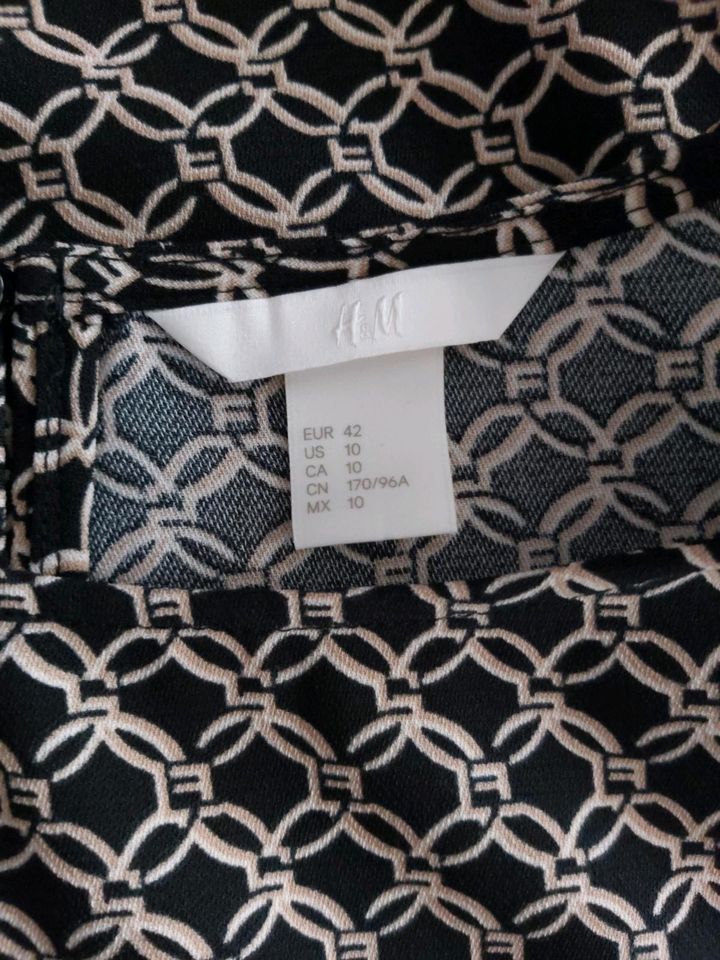 Kleid von H&M mit Geo-Print in Köln