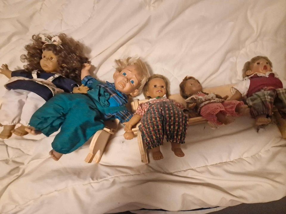 Deko Puppen auf Holzbänke in Hage