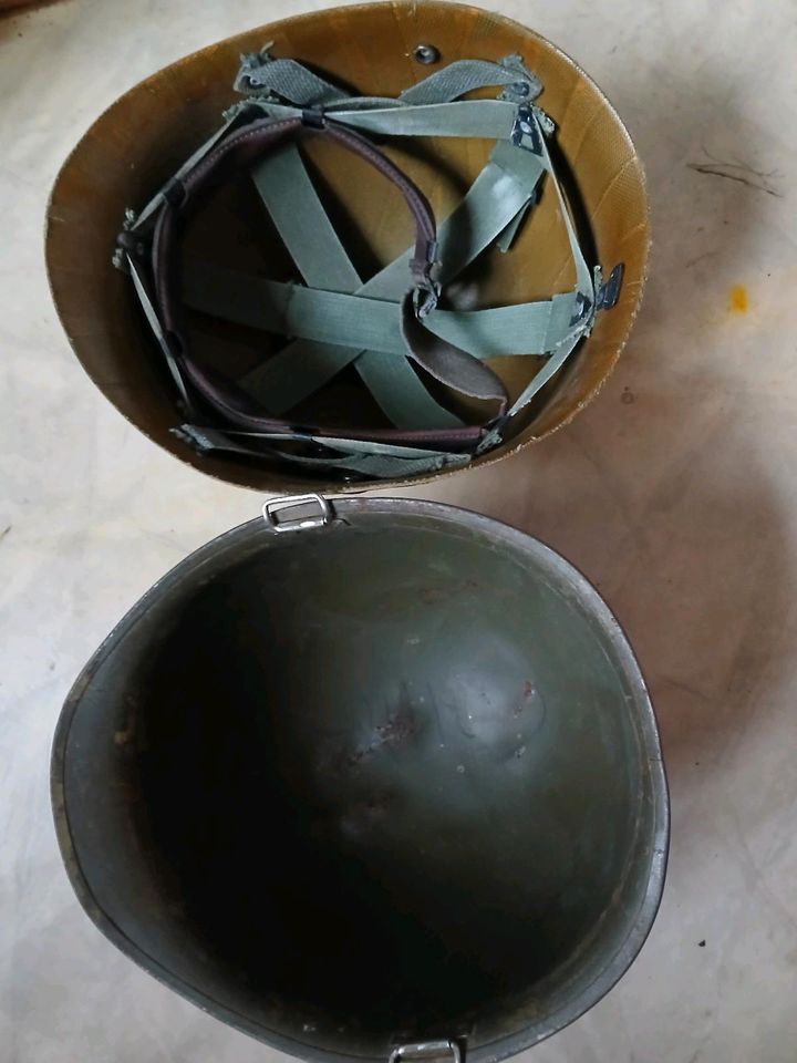 Militärhelm und zwei Essgeschirre VB 45 € inkl. Vers. in Brandenburg an der Havel