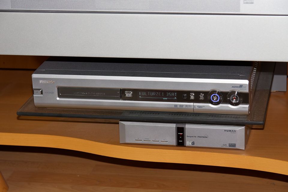 Philips Matchline TV 32PW9618 + DVD/HD Recorder HDRW 720 in Rodenbach