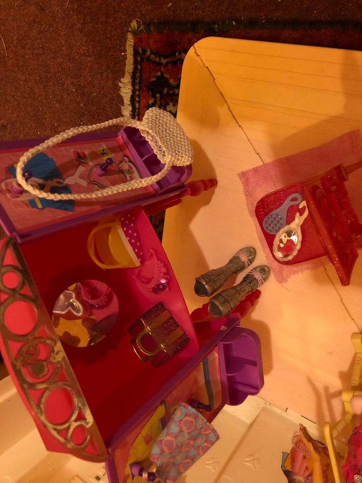 Barbie Haus kompakt mit viel Zubehör und Puppen in Offingen