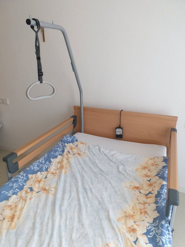 Neu Seniorenbett, Krankenbett, Pflegebett in Holz in Tamm