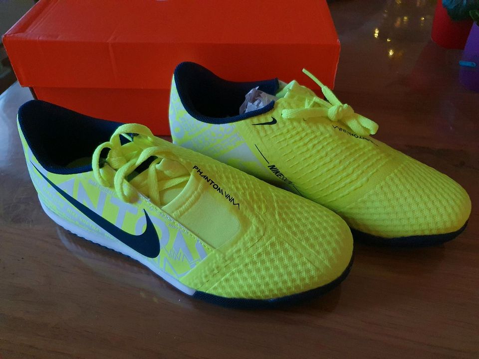 Nike JR Phantom indoor Fußballschuhe Gr. 38 in Bad Homburg