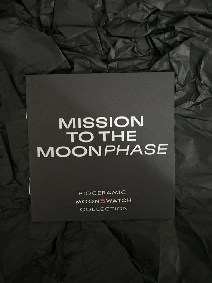 Omega × Swatch Snoopy MoonSwatch Mission to the Moonphase Black in Sarstedt