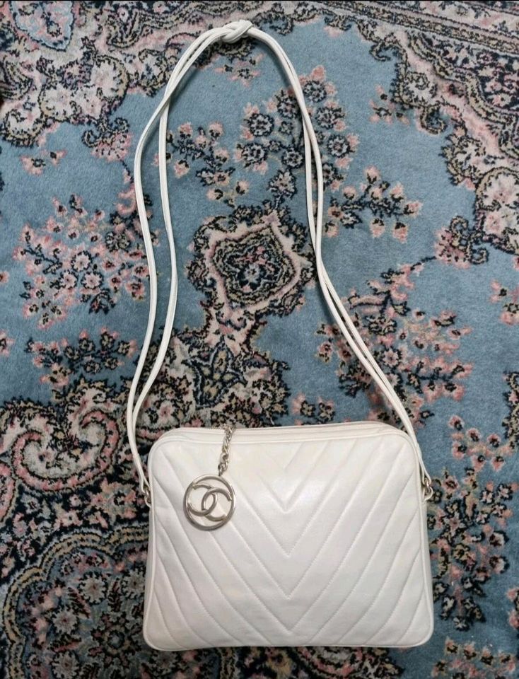 CHANEL Original Vintage Umhängetasche Cremeweiß V-Muster Gut Zust in Nürnberg (Mittelfr)