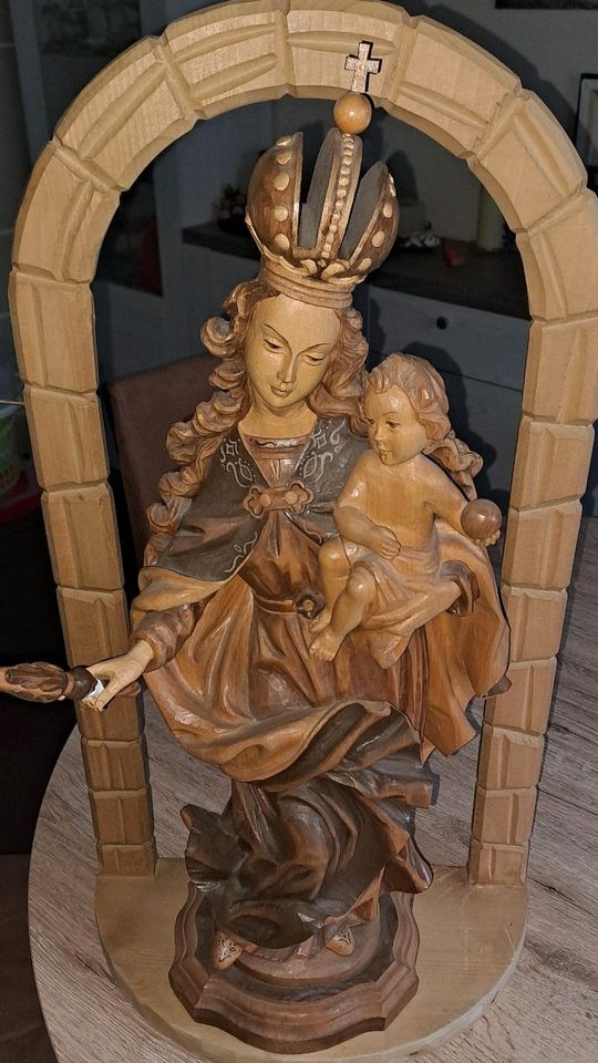 Madonna mit Kind und Zepter in Brehna