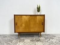 WMK Hübsche und gut erhaltene Mid-Century Kommode aus vollem Holz mit Schiebetüren und schönen Holzgriffen # Kommode Sideboard Vitrine Barkommode Barschrank Schuhschrank Vintage Retro 50er 60er Friedrichshain-Kreuzberg - Friedrichshain Vorschau