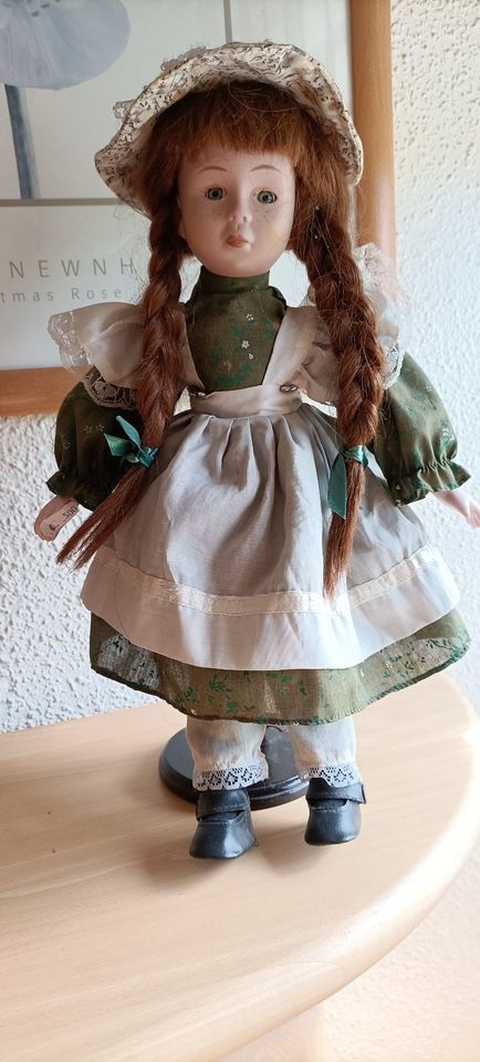 süsse Puppe mit roten Zöpfen  40 cm hoch grün beige Kleidung in Passau