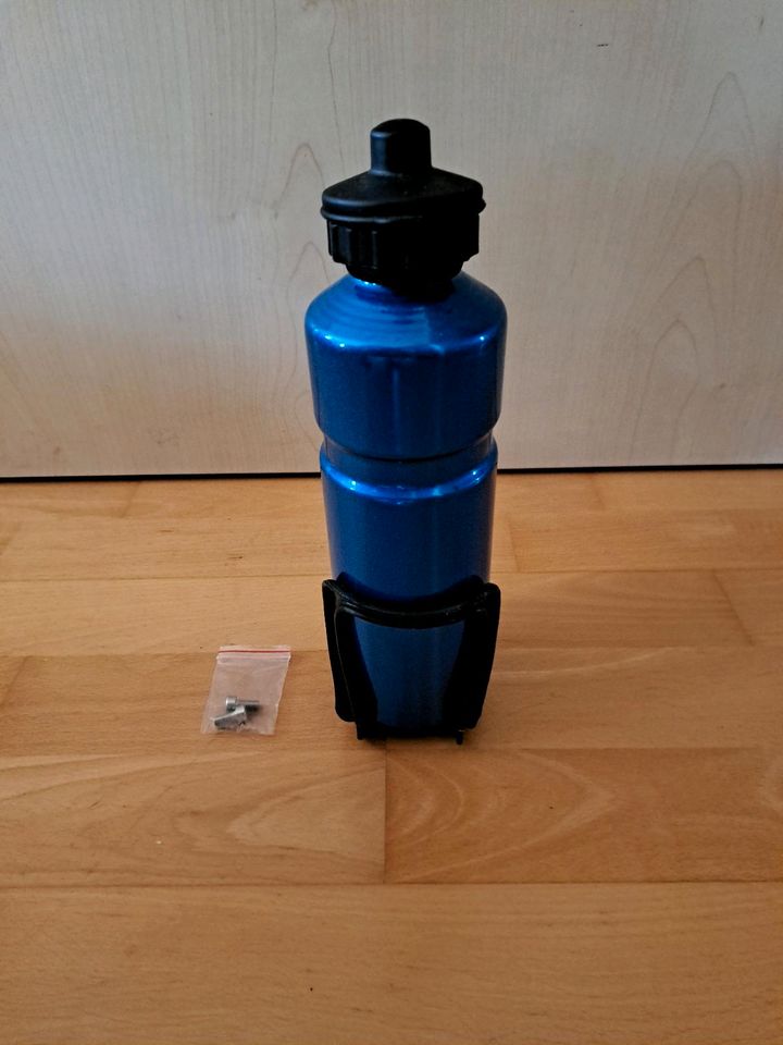 Neue Blaue Sportflasche aus Aluminium mit Fahrradhalter - 0,75 L in Fraunberg