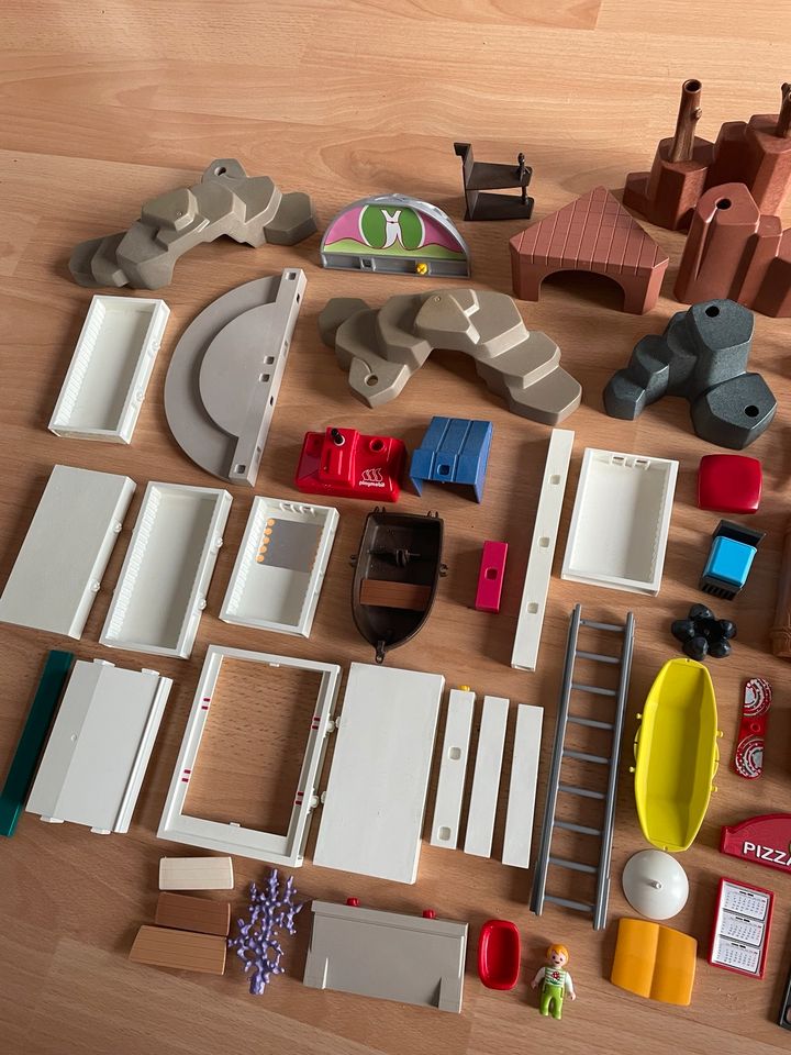 Playmobil Konvolut, Einzelteile, Hüte, Boxen, waffen, Werkzeug in Neuried