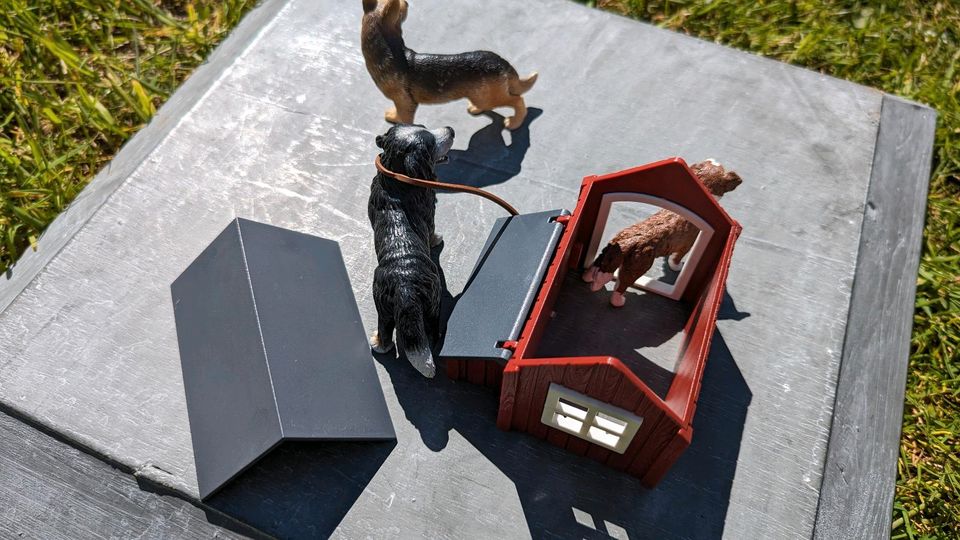 Schleich Hundehütte+ Hunde in Erfde