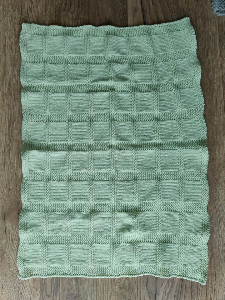 Grüne gestrickte Baby Decke , Tuch , ca. 70x48 cm in Wehringen