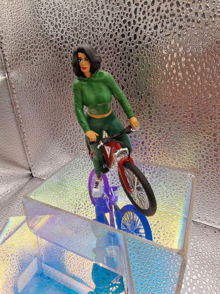 1:18 Figur Fahrradfahrerin in Dachwig