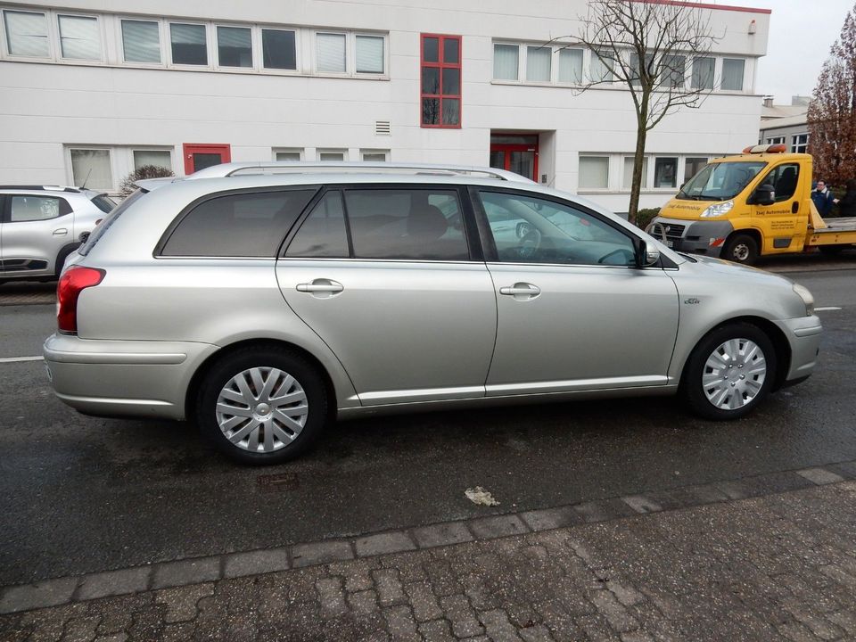 Toyota Avensis Kombi 2.2 D-CAT Sol in Oberhausen