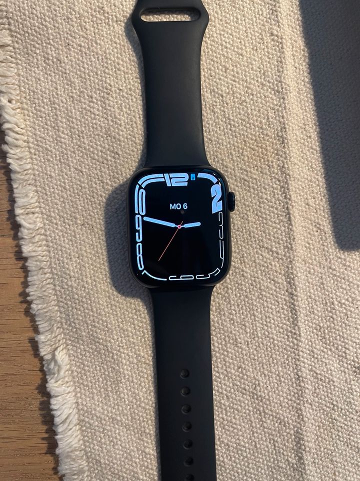 Apple Watch Series 8 GPS + Cellular 45mm in Frankfurt am Main