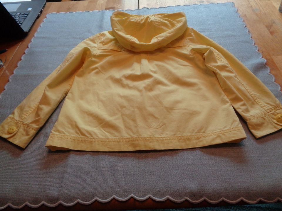 3 tlg. ESPRIT OUTERSHELL JACKE mit KAPUZE und 2 SHIRT GR. 128/134 in Eislingen (Fils)