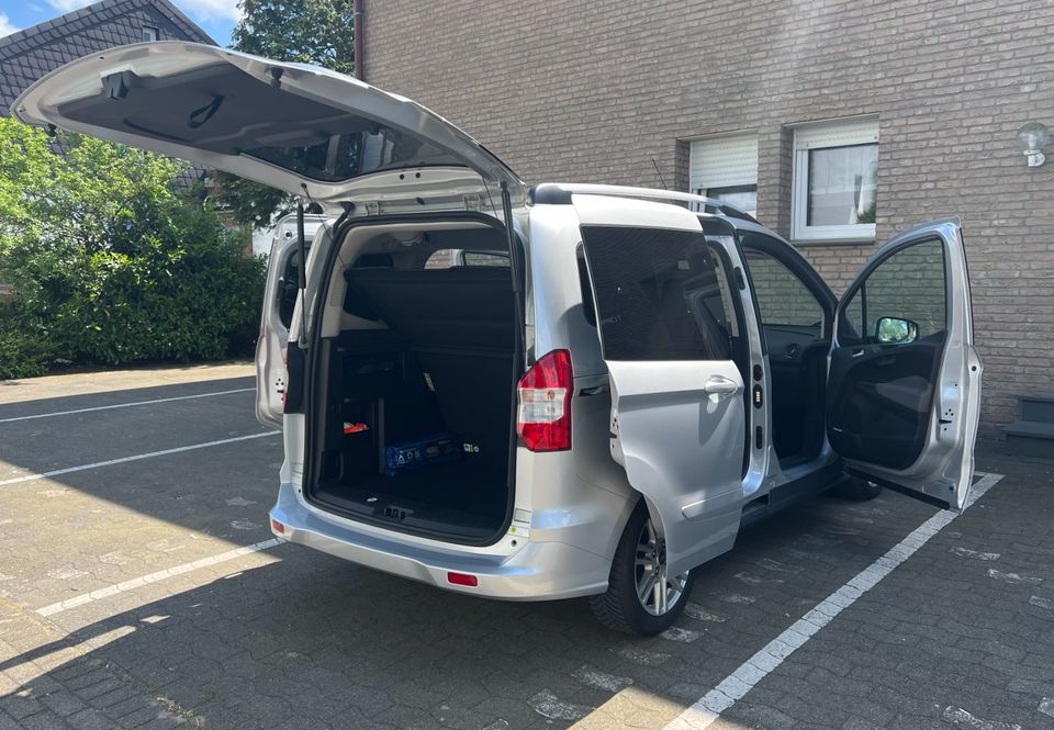 Ford Tourneo Courier Titanium 2020/2 1,5 TDCi 74KW in Bielefeld