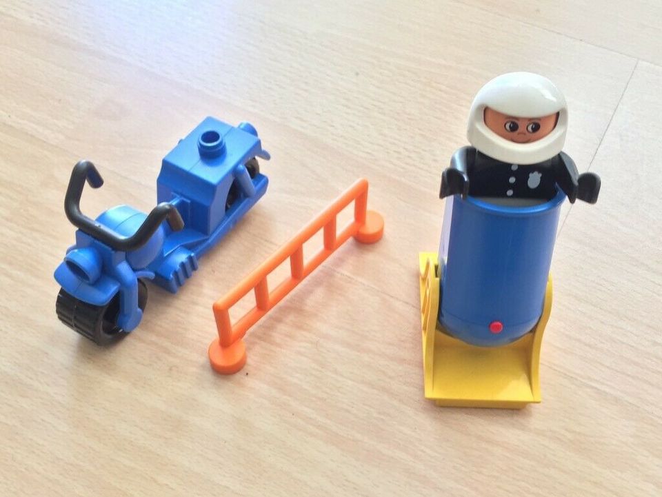 Lego: Polizist auf dem Motorrad und mit Artistenkanone und Zaun in Hamburg