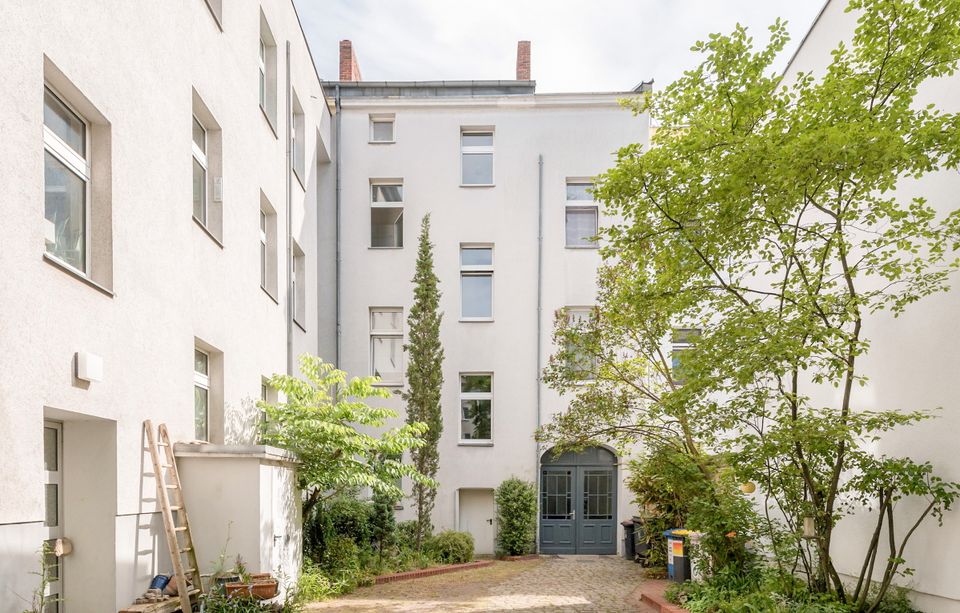 KERNSANIERTE DACHGESCHOSSWOHNUNG MIT TERRASSE  NAHE WRÖHMÄNNERPARK UND DER HAVEL in Berlin