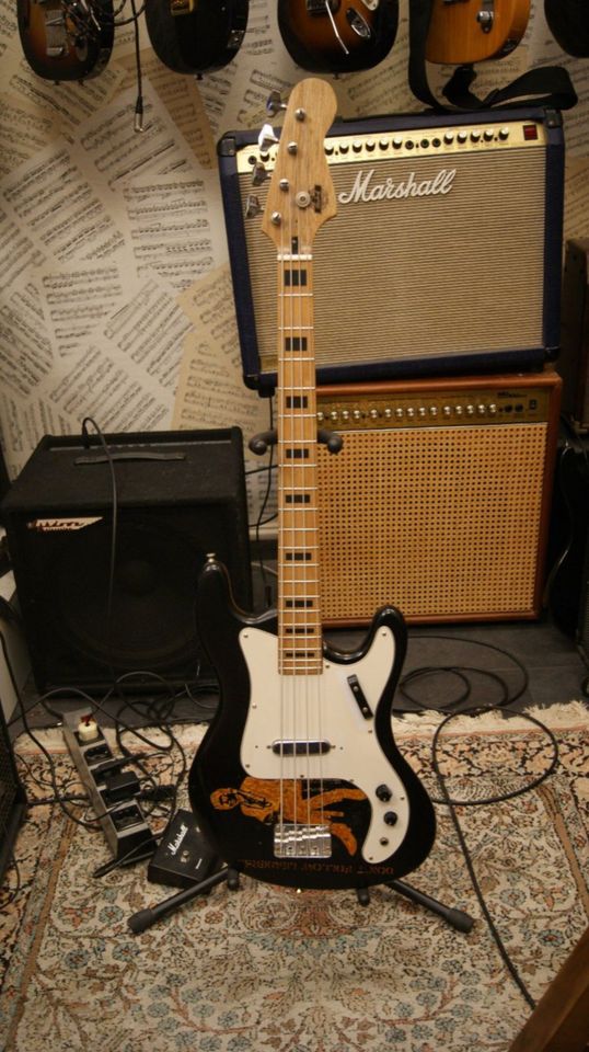 VINTAGE SHORTSCALE BASS-GUITAR GEPIMPT KULTIG PLAYER!!! in Berlin