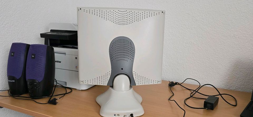PC Design Lcd Flachbild Monitor mit Lautsprecher VGA Anschluss in Steinen
