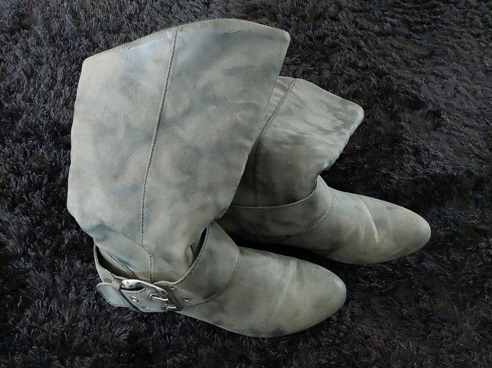 Graue Stiefeletten in Schiffdorf