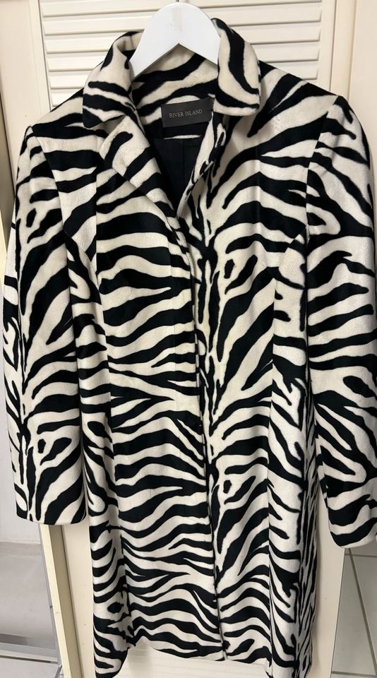 Kurz Mantel Zebra Design von der Marke River Island ( UK ) in Senden