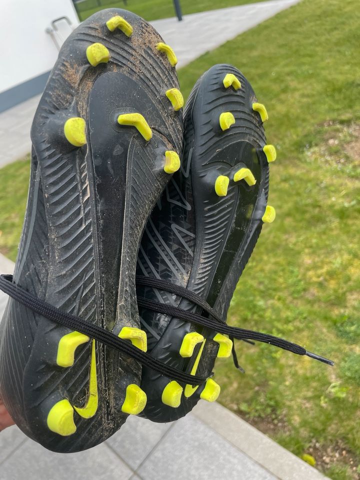 Nike Fußballschuhe Größe 37,5 in Burghausen