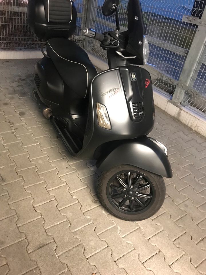 Tausche Vespa GTS 300 Super mit Honda Forza 750 in Stuttgart