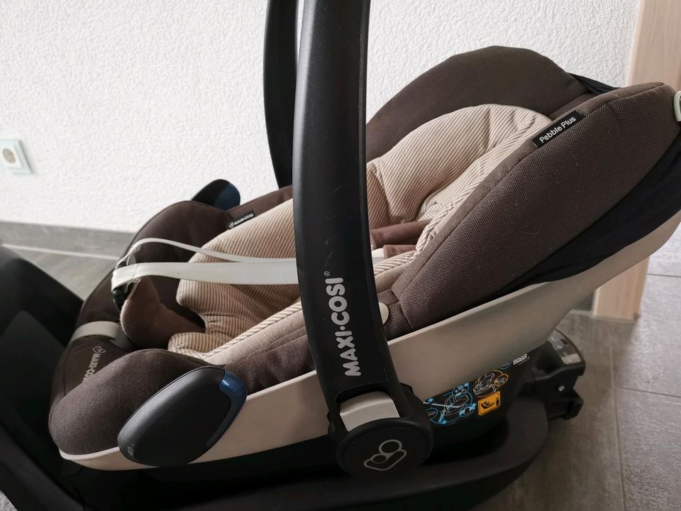 Maxi Cosi pebble plus  mit 2 way fix Station in Althengstett