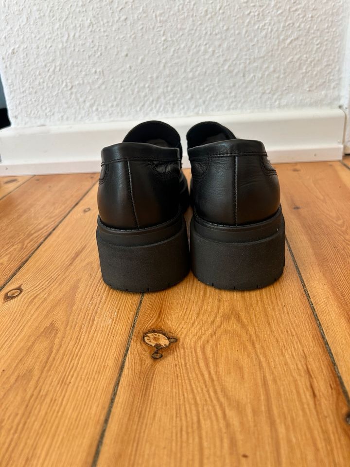 Tamaris Loafer schwarz Leder Schuhe Gr.42 in Hamburg