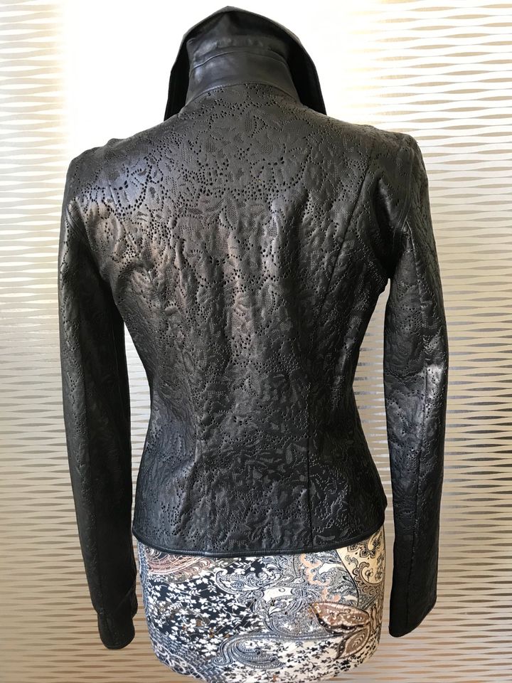 Lederblazer / -bluse von Versace, schwarz, Gr. 34 in München