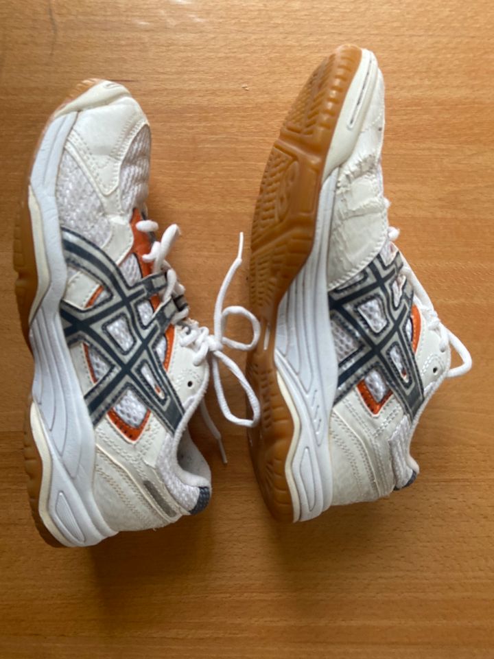 ASICS Turnschuhe 37,5 in Bergisch Gladbach